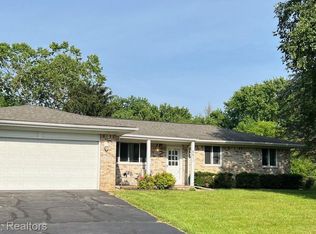 6611 Wilson Dr, Brighton, MI