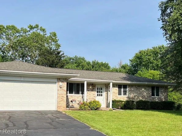 6611 Wilson Dr, Brighton, MI 48116