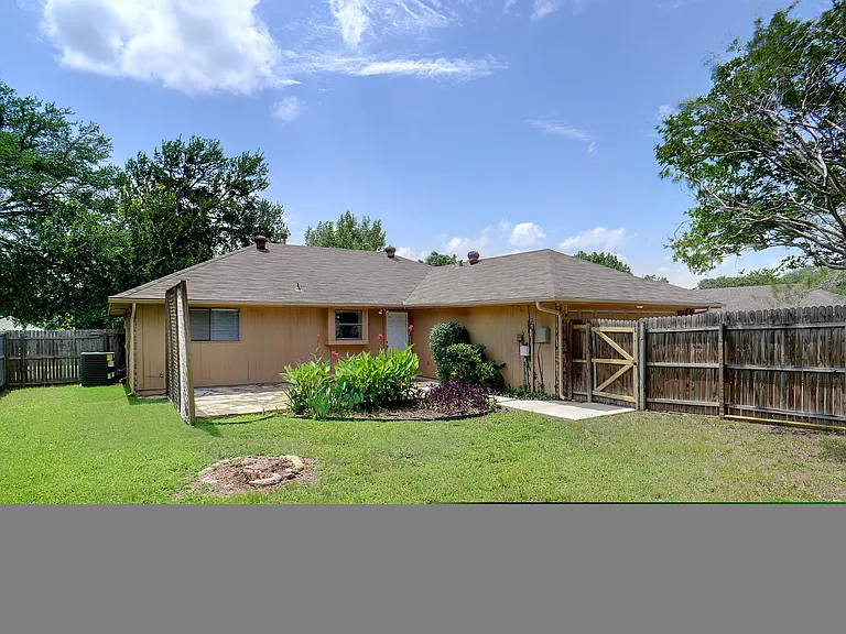 1909 Camellia St — Photo 15