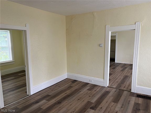 3rd image of 2100 W 95th St