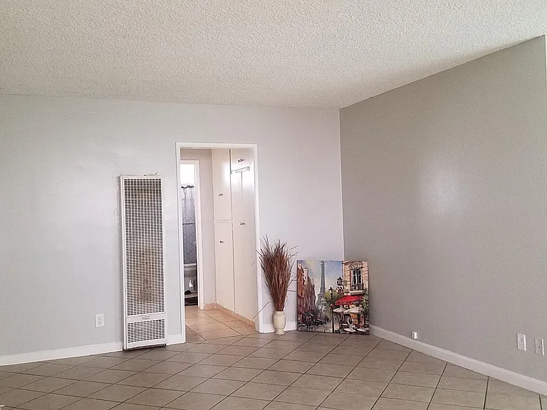 14015 Oxnard St — Photo 29