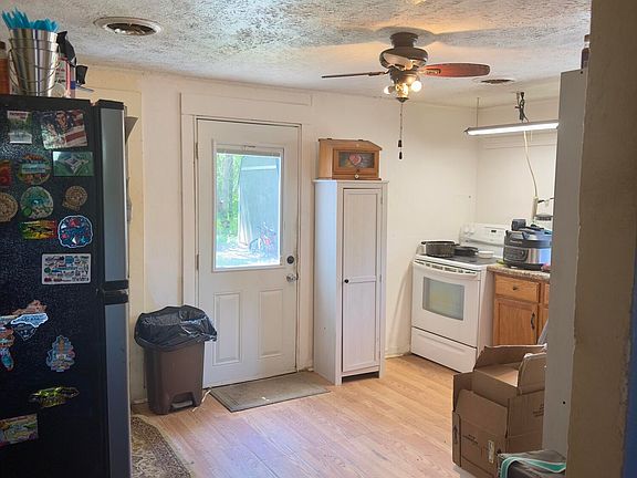 3rd image of 912 Truman St