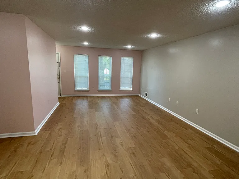 56 Edward Dr — Photo 4