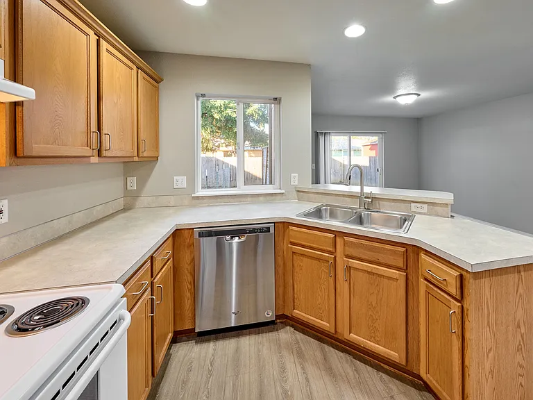 555 Ford St SE — Photo 12