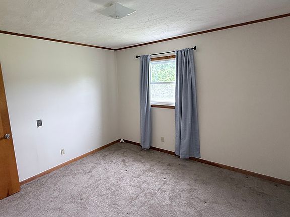 5th image of 102 Fairfield Rd W
