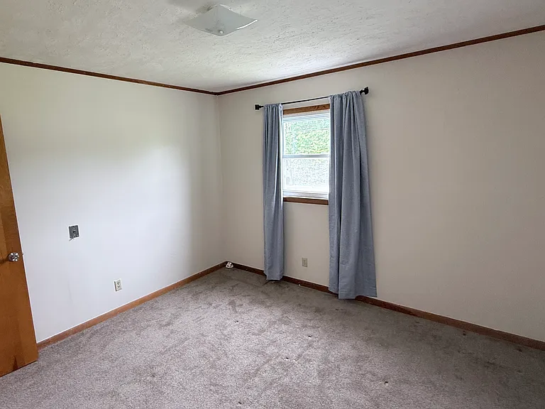 102 Fairfield Rd W — Photo 5
