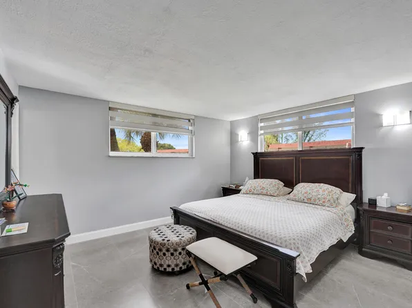 9410 N Hollybrook Lake Drive, Pembroke Pines, FL 33025