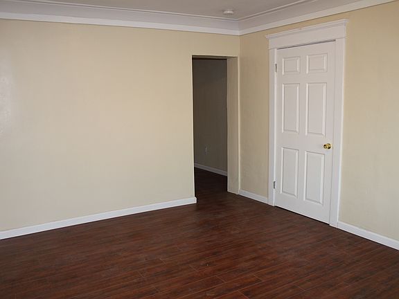 3rd image of 940 W 54th St