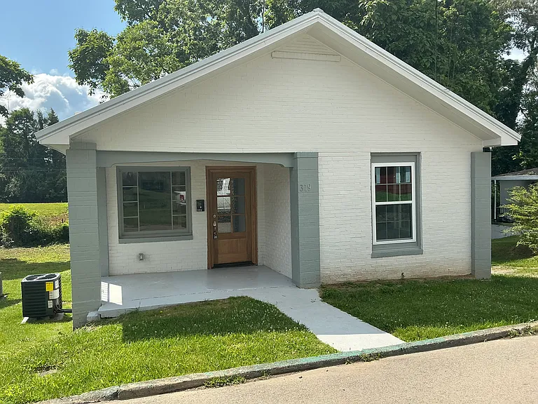 319 W Chilhowie Ave — Photo 1