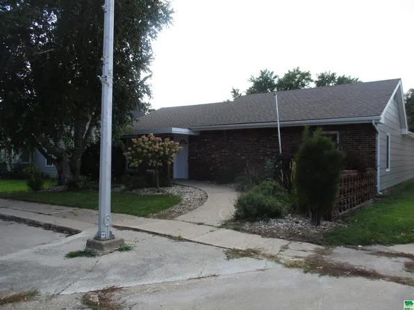 204 S 3rd St, Laurens, IA 50554