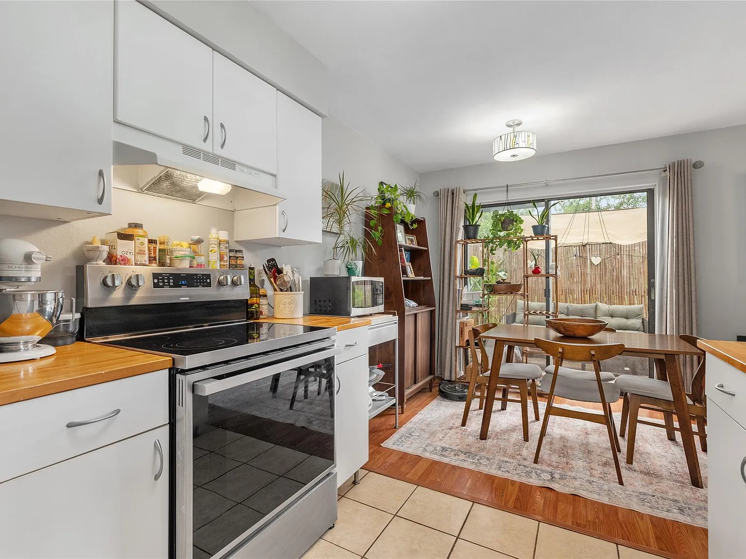 2 bed, 1.5 bath, 917 sqft, $1,650 — Photo 3