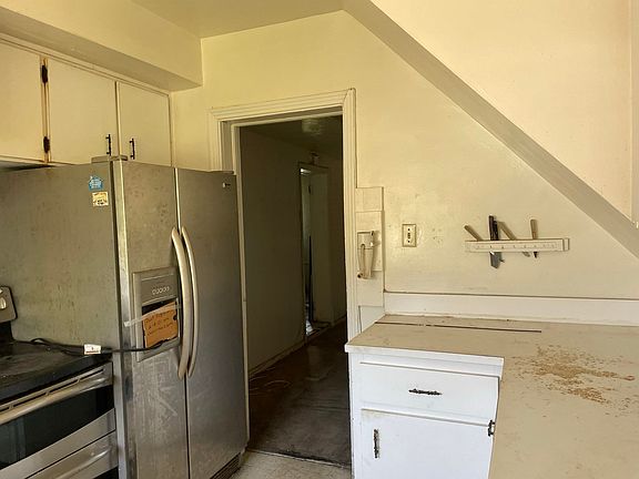 4th image of 111 Young St