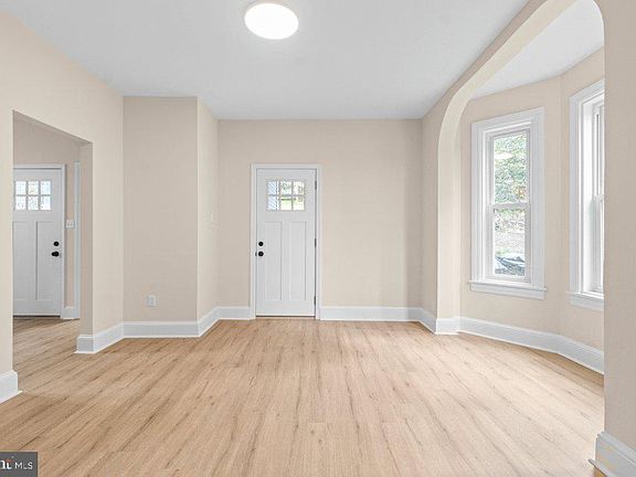 5th image of 910 Main St