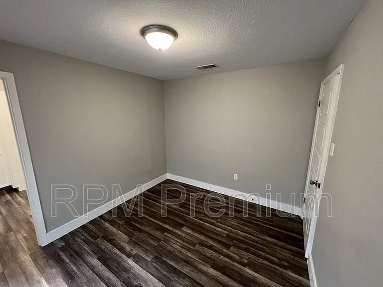 464 Wilton Dr — Photo 16