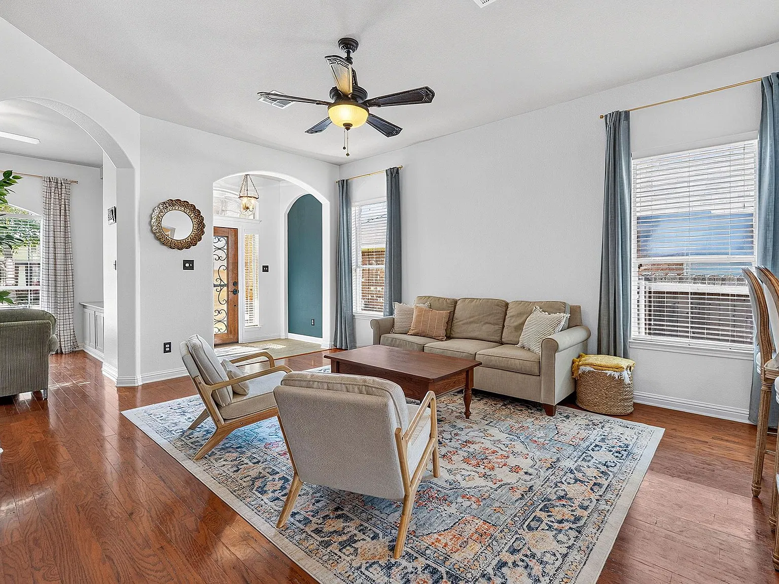 3 bed, 2.0 bath, 1708 sqft, $2,400 — Photo 3