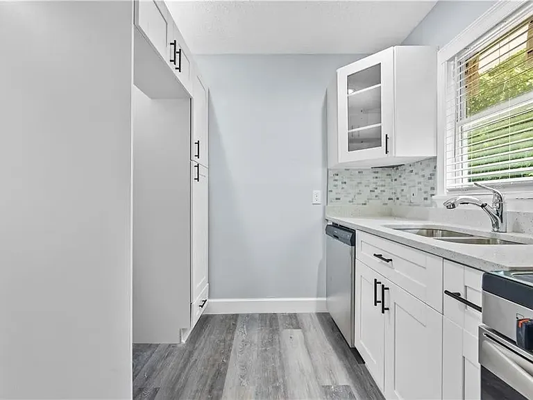 Side view of the kitchen.