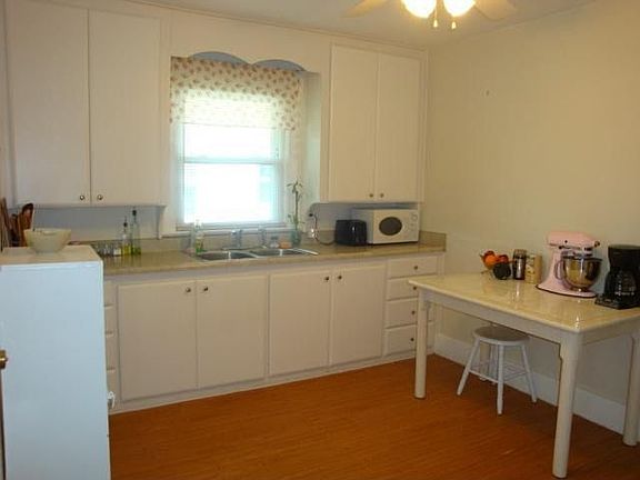 3rd image of 122 Holmes Dr