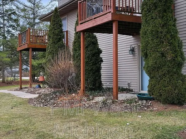 5852 Shaw St #1, Haslett, MI 48840