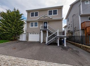 912 Pacific St, Lindenhurst, NY 11757