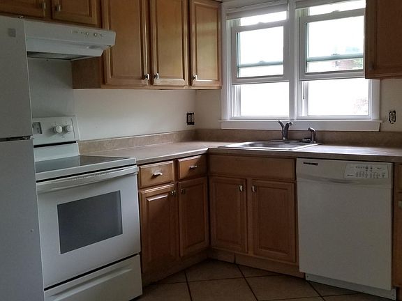 LG EI KITCHEN w STOVE, REFRIGERATOR & DW