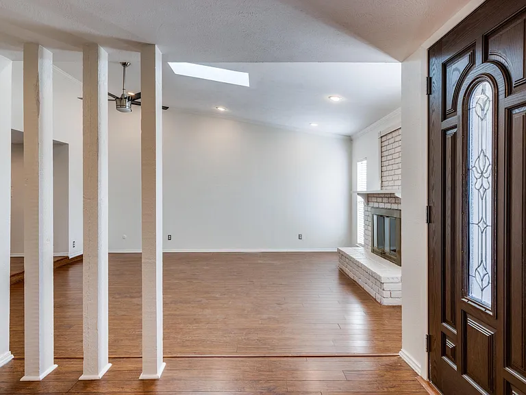 1507 Auburn Dr — Photo 3