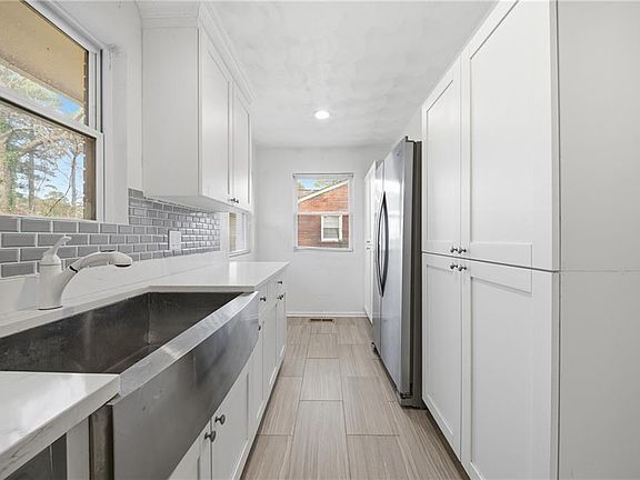 5th image of 4904 Holly Rd