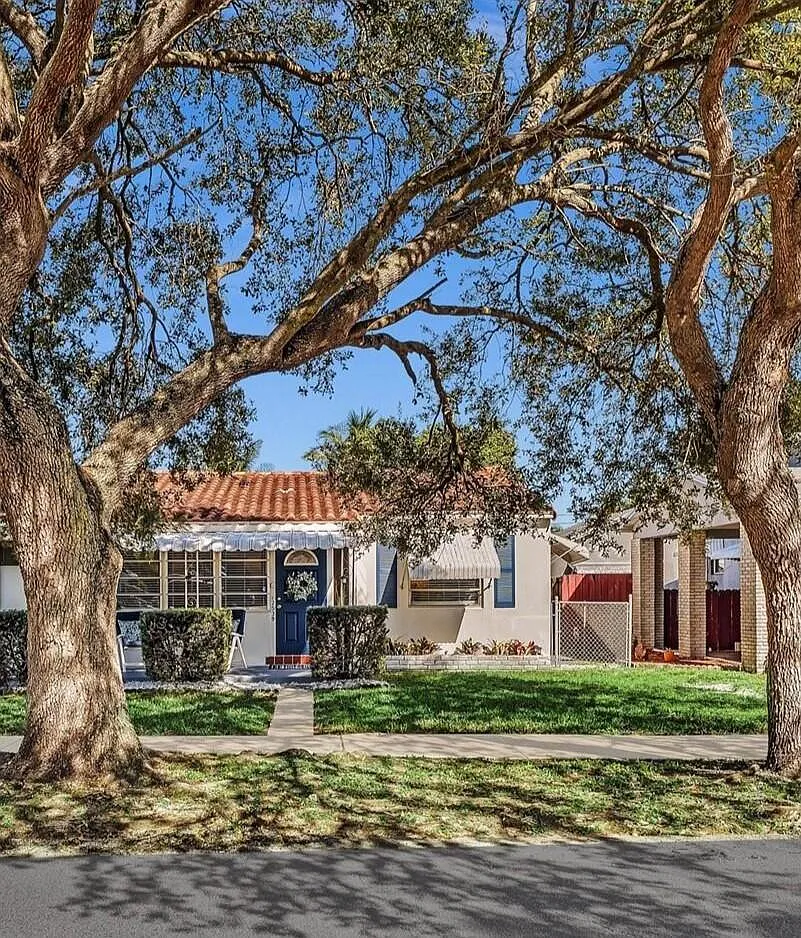 4 bed, 2.0 bath, 1200 sqft, $3,250 — Photo 2