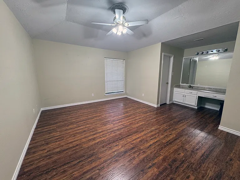 1200 Glyndon Dr — Photo 17