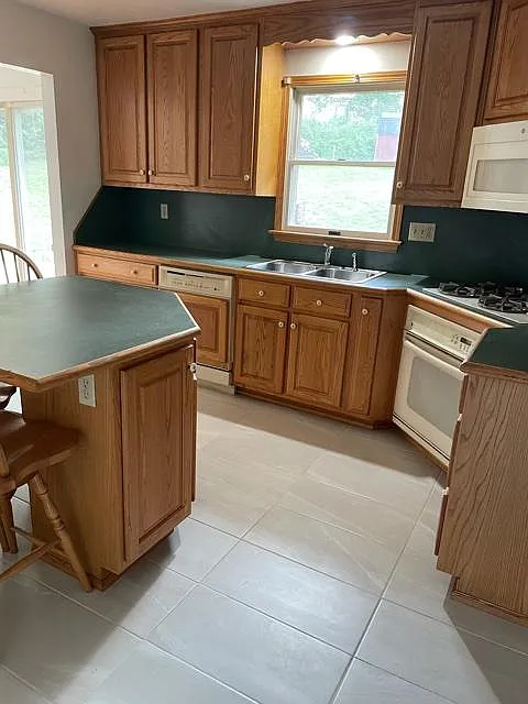 3 bed, 2300 sqft, $2,420 — Photo 2