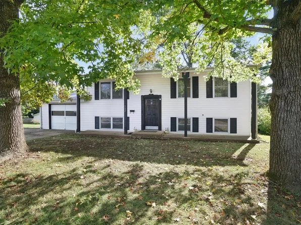 902 S A St, Farmington, MO 63640