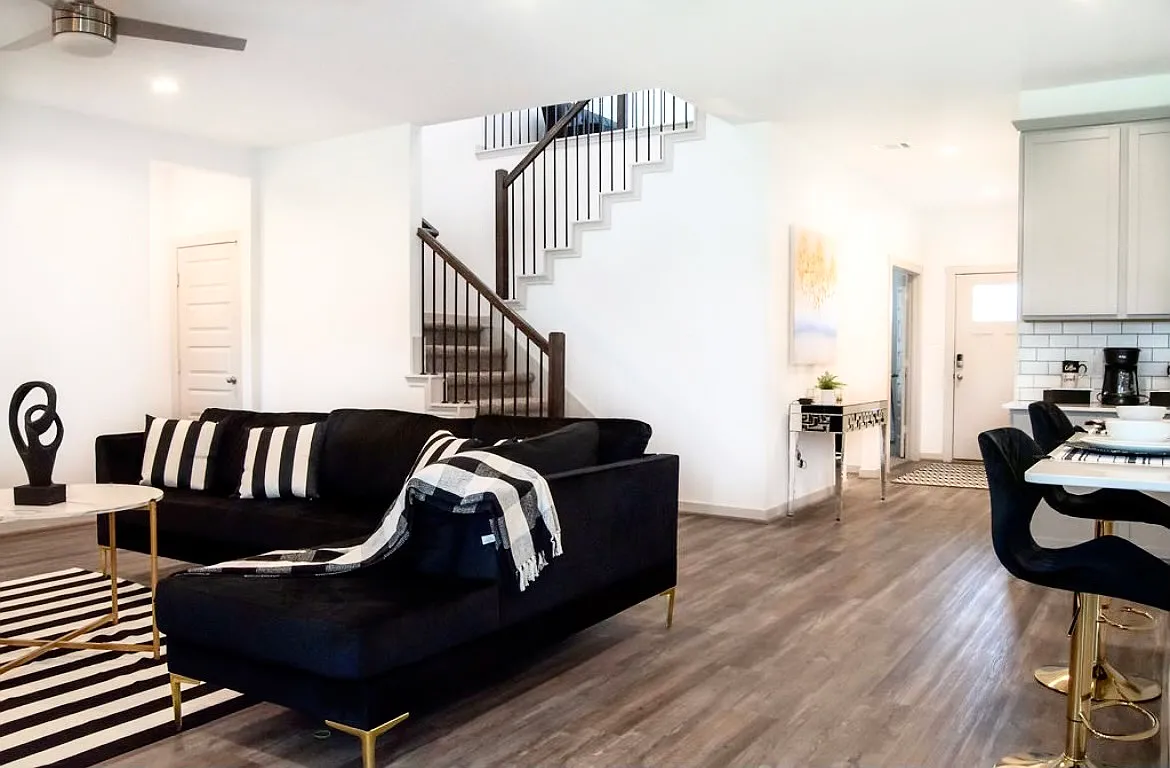 4 bed, 2600 sqft, $3,500 — Photo 2