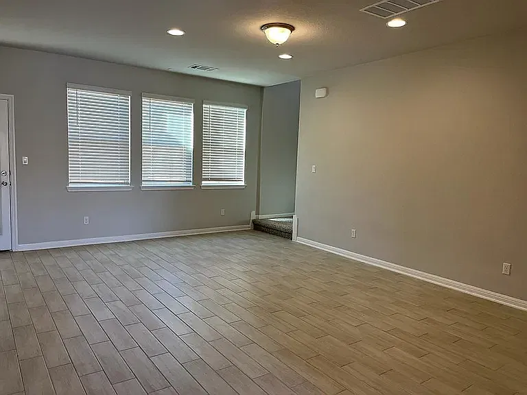 4 bed, 2039 sqft, $2,200 — Photo 4