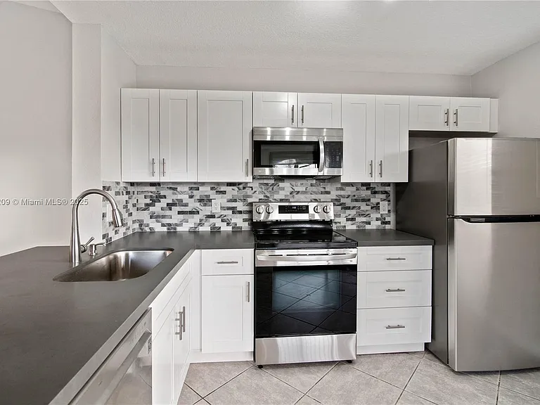 1197 Washington Cir #1197A — Photo 8