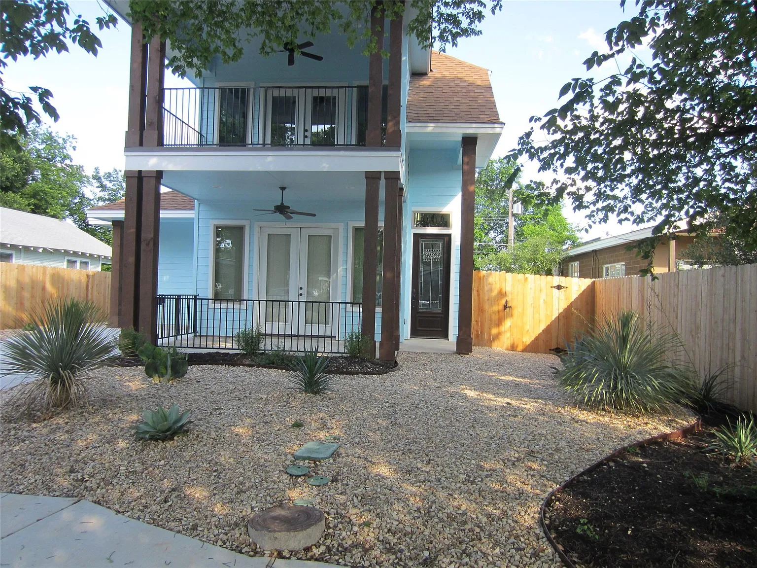 3 bed, 3.0 bath, 1652 sqft, $3,950 — Photo 2