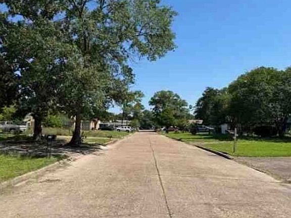 Exterior Neighborhood (street photo)
