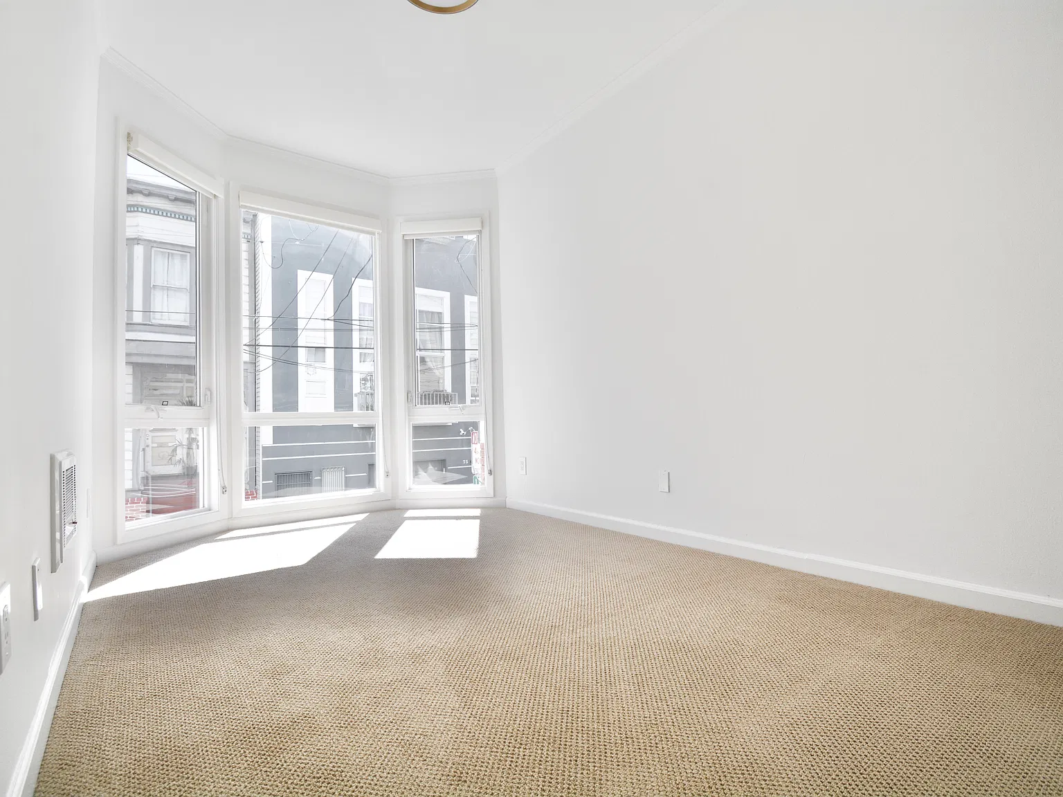 3 bed, 820 sqft, $4,600 — Photo 2
