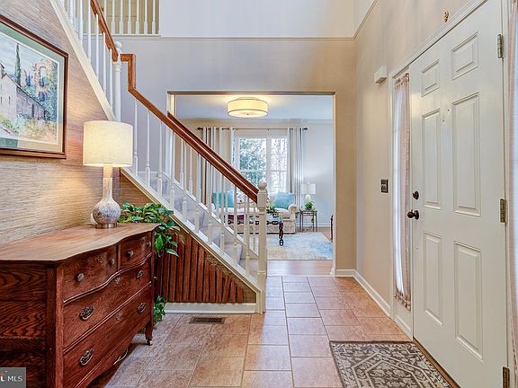 4th image of 318 Autumn Hill Dr