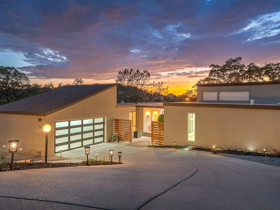 1st image of 2867 King Edward Dr