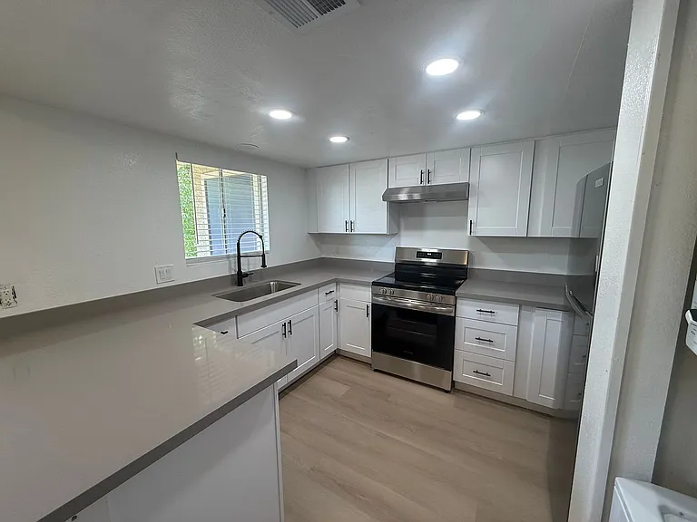 2704 E. Turney Ave — Photo 3