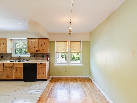 5th image of 903 S Skyline Dr