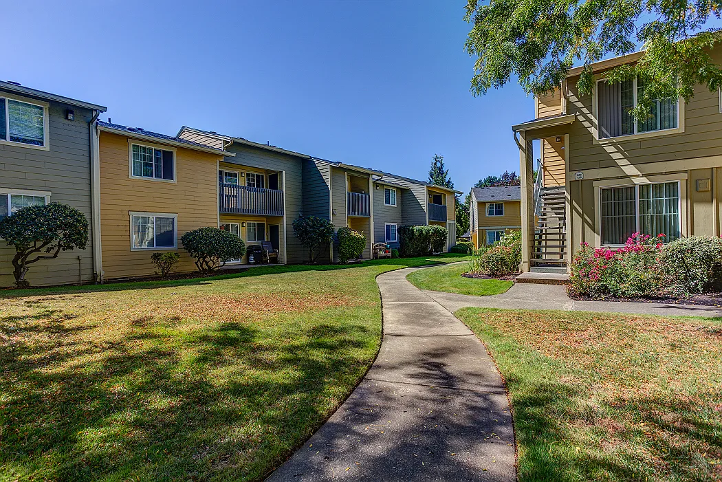 Commons at Hawthorn Village Apartments — Photo 1