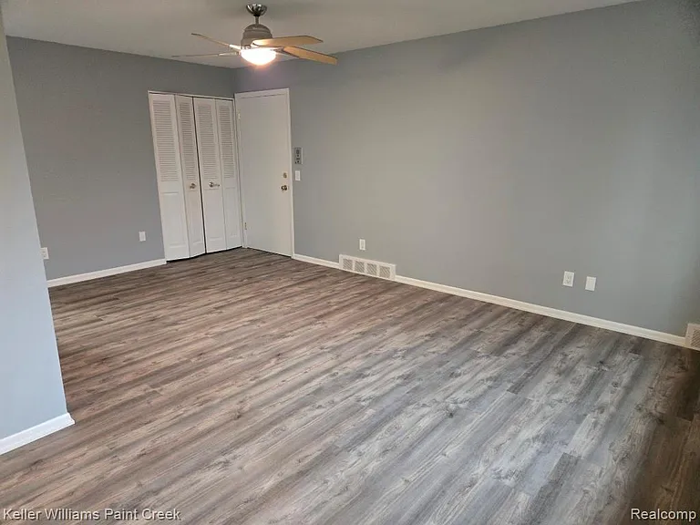 3105 Linwood Ave — Photo 5