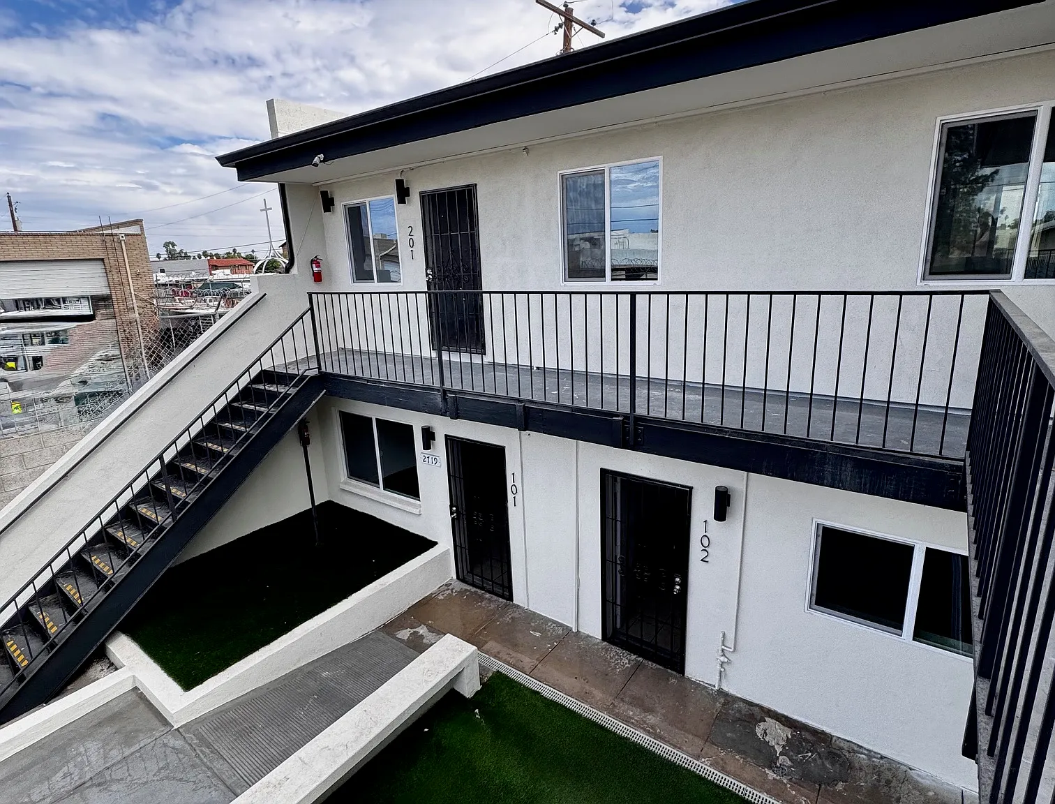 2719 W Maryland Ave — Photo 2