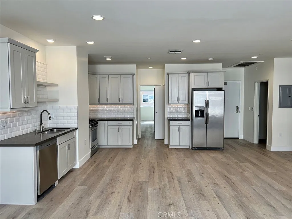 1 bed, 1.5 bath, 990 sqft, $2,595 — Photo 3