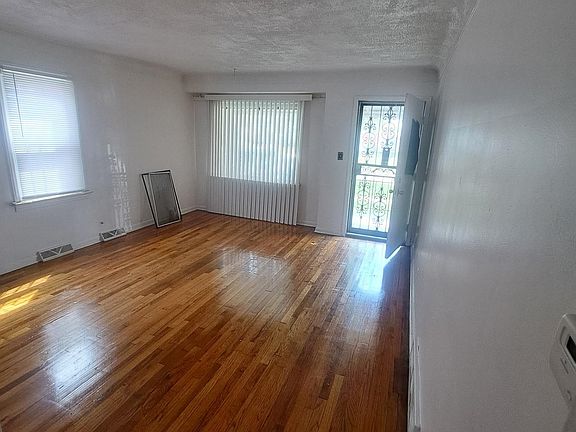 4th image of 218 E Pulaski Ave