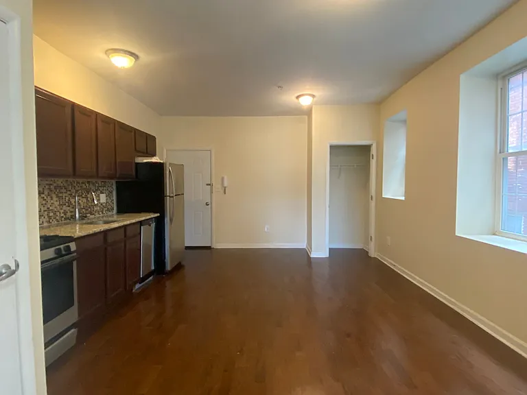 4724 Chestnut St #4R — Photo 2