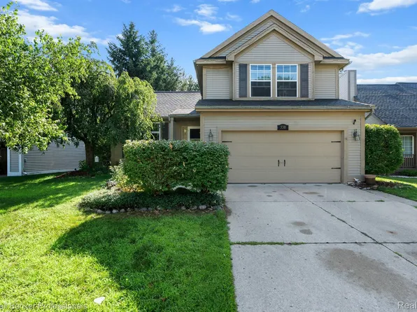 330 Lake Meadow Dr, Waterford, MI 48327