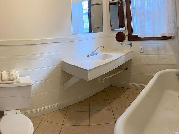 Bathroom with clawfoot tub