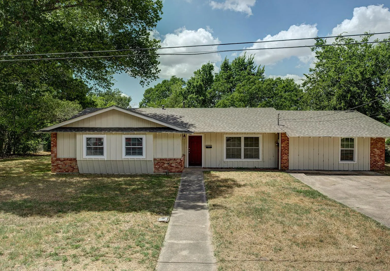 5 bed, 2200 sqft, $1,800 — Photo 2