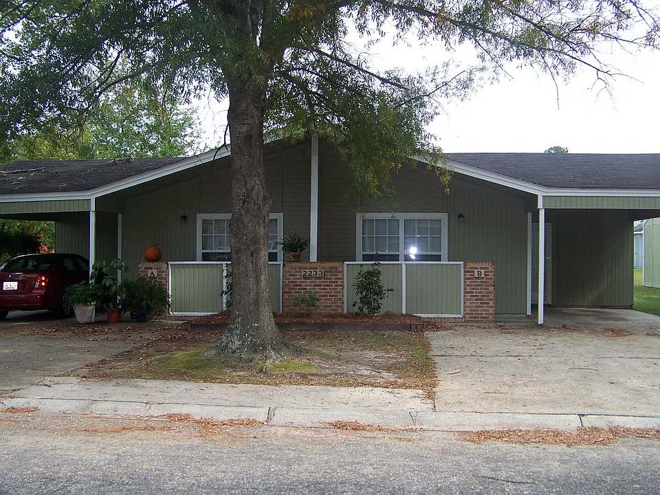 2228B Woodridge Ln